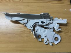 7450924 BMW F40 KAPUT MENTEŞESİ ÇIKMA ORJİNAL